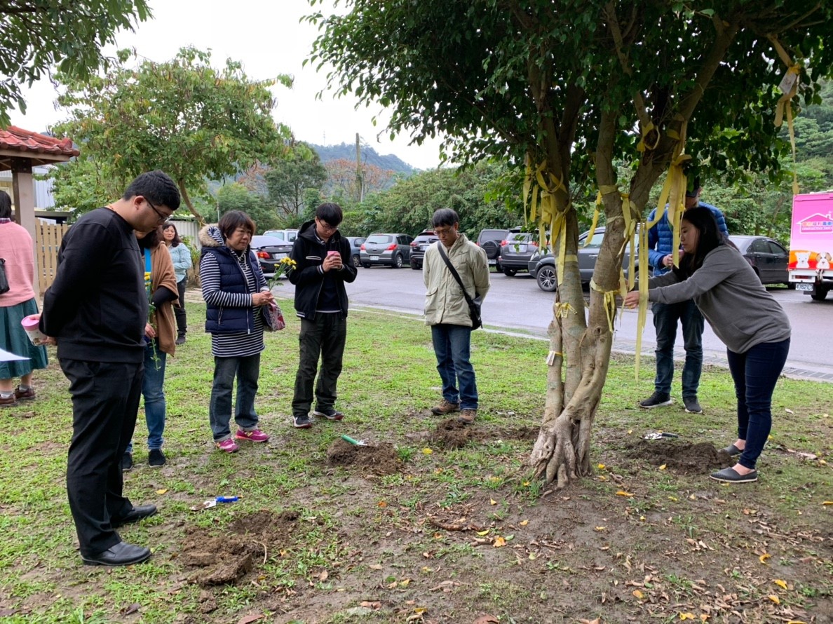 參與樹葬活動來緬懷已逝的毛小孩。 新北市動保處/提供