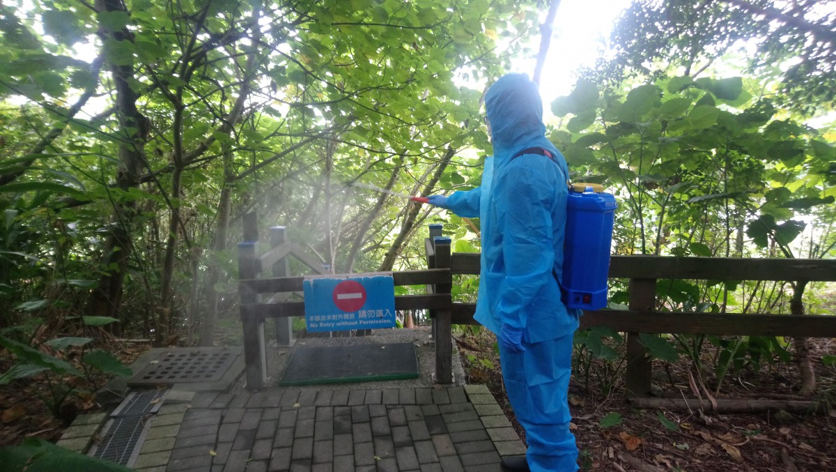 北市動保處在發現驗出禽流感病毒的候鳥糞便附近消毒工作及設置消毒踏墊。 台北市動保處/提供