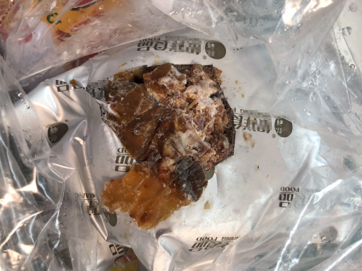 在金門水頭碼頭棄置箱內的福建同安封肉被驗出非洲豬瘟。 防檢局/提供