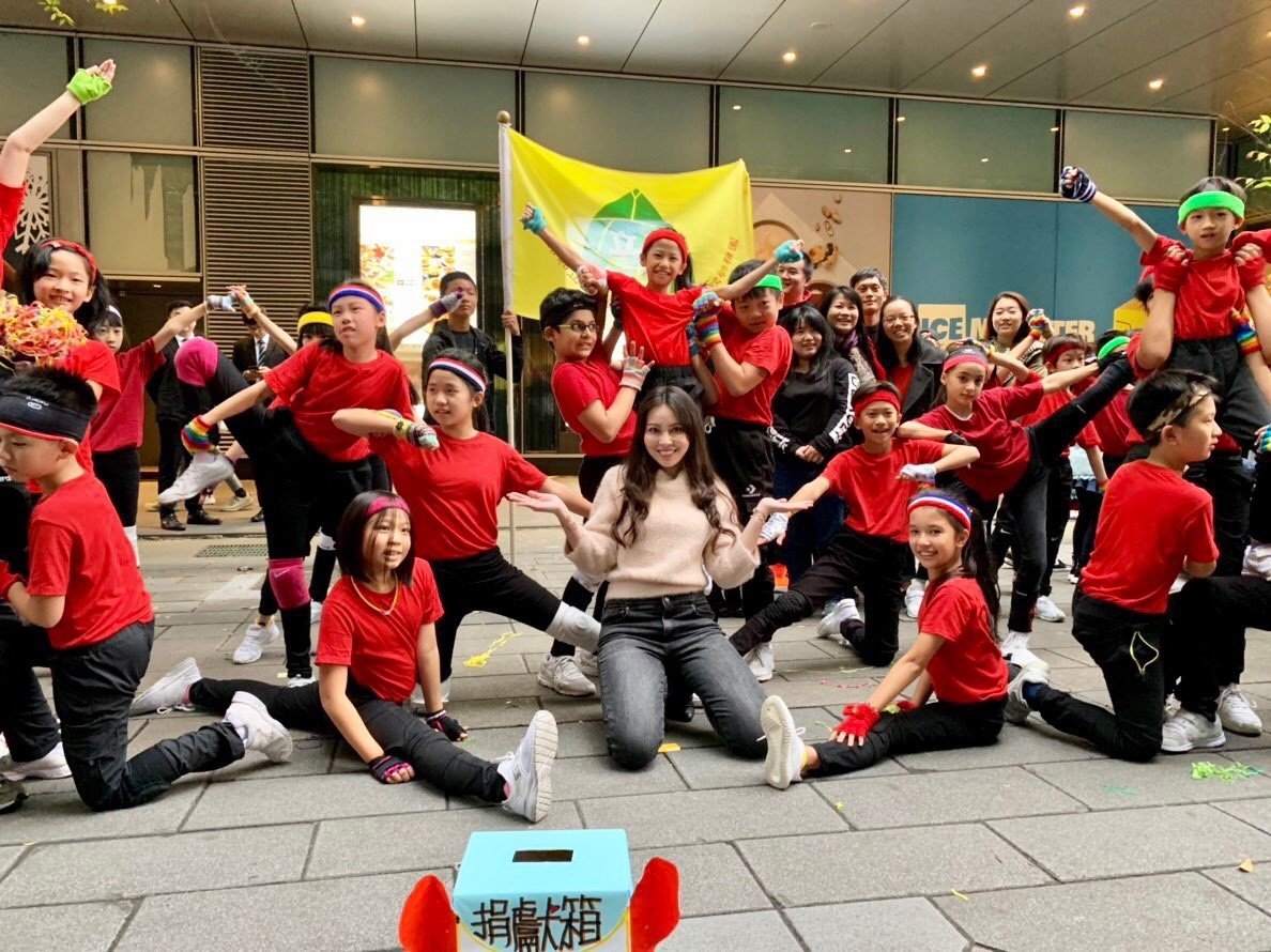 立人國小四年仁班的小朋友在信義商圈快閃跳舞並將募得的所得捐給中華民國保護動物協會。 立人國小/提供