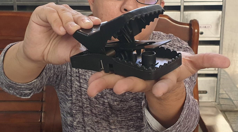 新式變種捕獸鋏雖主打捕鼠用，但是具有強力彈簧齒夾型結構仍為違法捕獸夾。 台灣動物緊急救援小組/提供