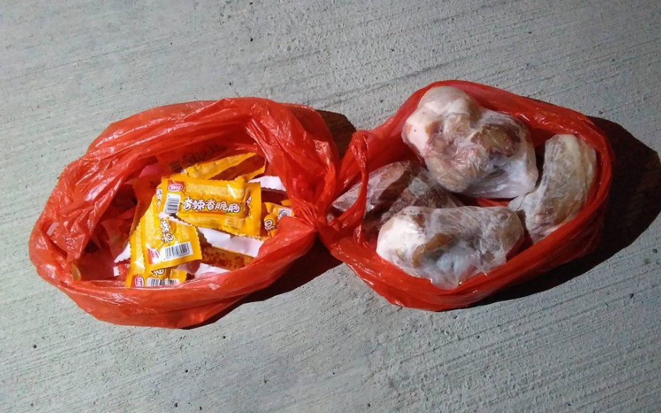 海巡人員在一艘越界捕魚的大陸籍漁船上查獲5公斤生豬肉及豬肉製品。 台中海巡隊/提供