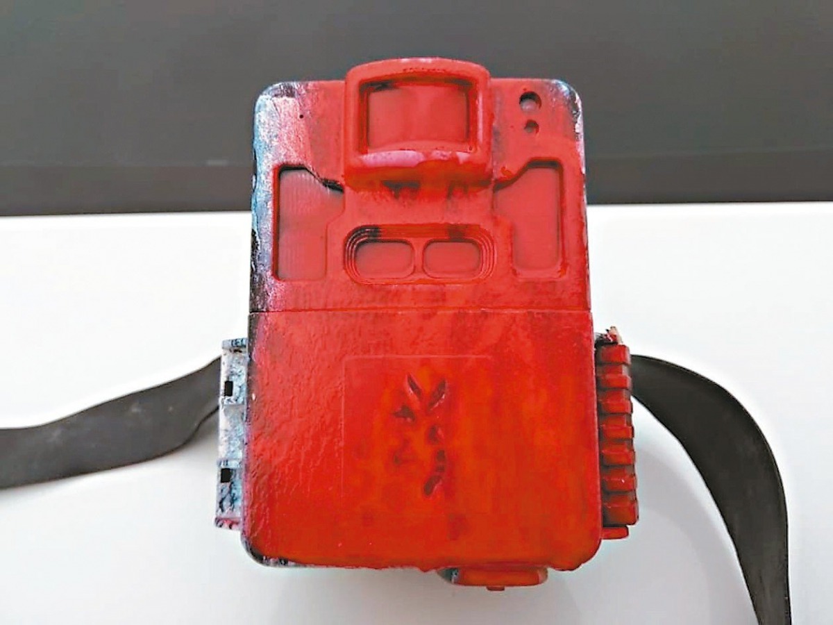 主要負責監測金門歐亞水獺的攝影機遭到民眾潑上紅色油漆破壞。  金門縣野生動物救援暨保育協會/提供