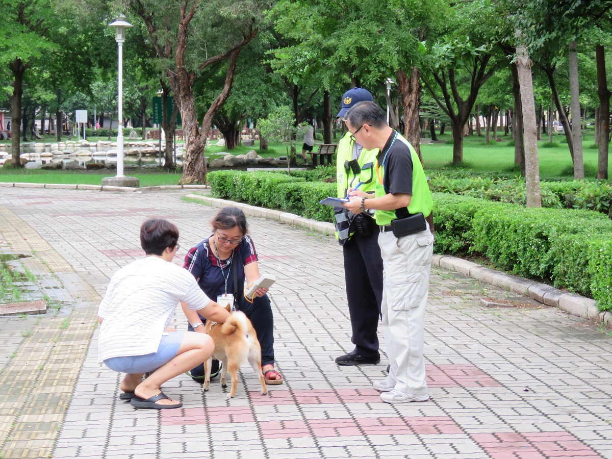 彰化縣政府4月份開始加強稽查飼主是否替寵物辦理寵登。 稽查寵登示意圖 資料照片