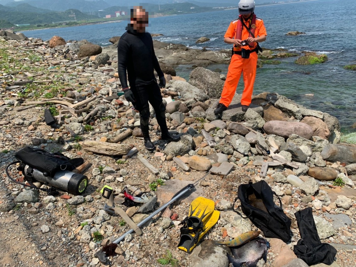 海巡署人員在萬里保育區查獲一名男子從事非法捕魚。 第二岸巡隊/提供