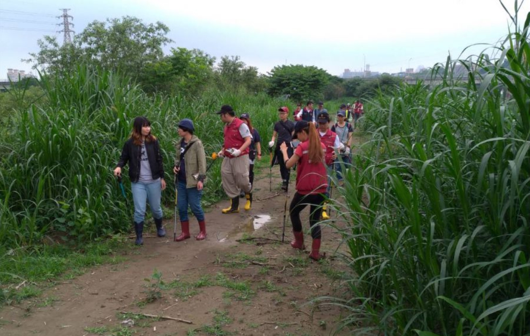 動保處、動保團體及當地居民組成巡查隊，找尋捕獸鋏等傷害動物的陷阱。 新北市動保處/提供