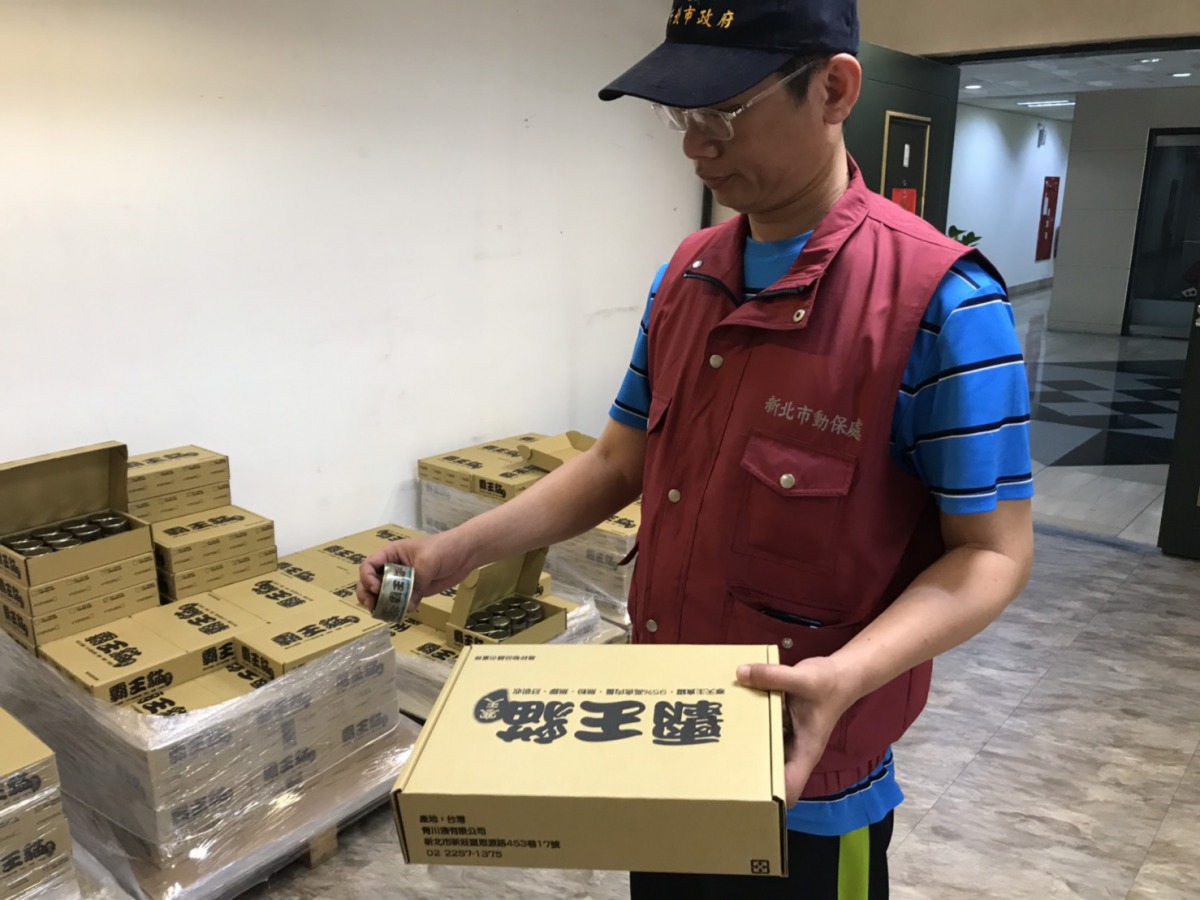 動保處主動稽查標榜「無膠」的寵物食品，保障毛小孩食品安全。 新北市動保處/提供