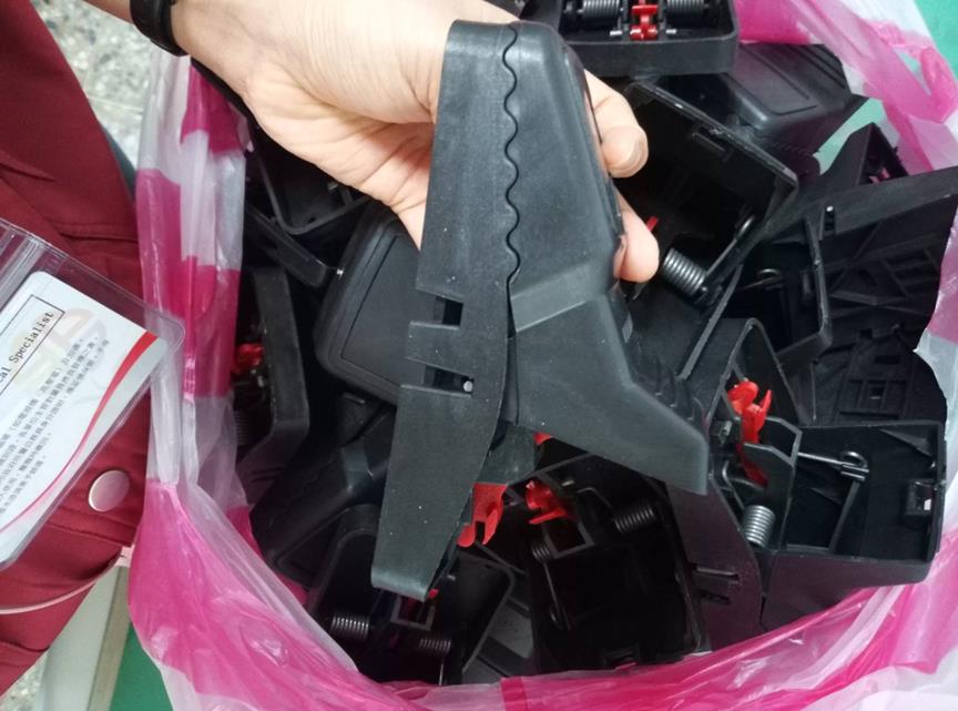 新北市重新橋下跳蚤市場驚見鋸齒型捕鼠器獸鋏，目前已全數遭動保處沒入。 新北市動保處/提供