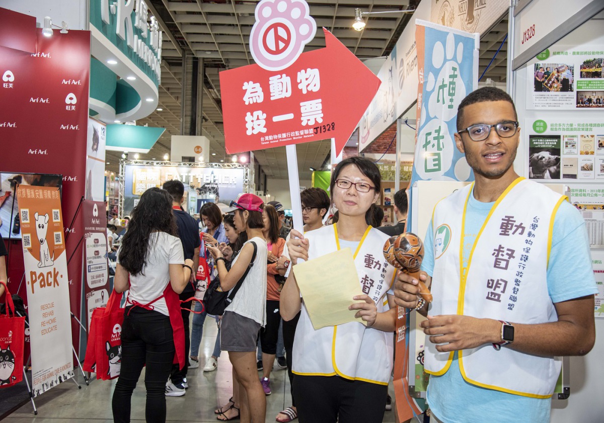 動督盟舉辦「為動物投一票」活動，調查民眾最關心的動物議題。 台灣動物行政監督聯盟/提供