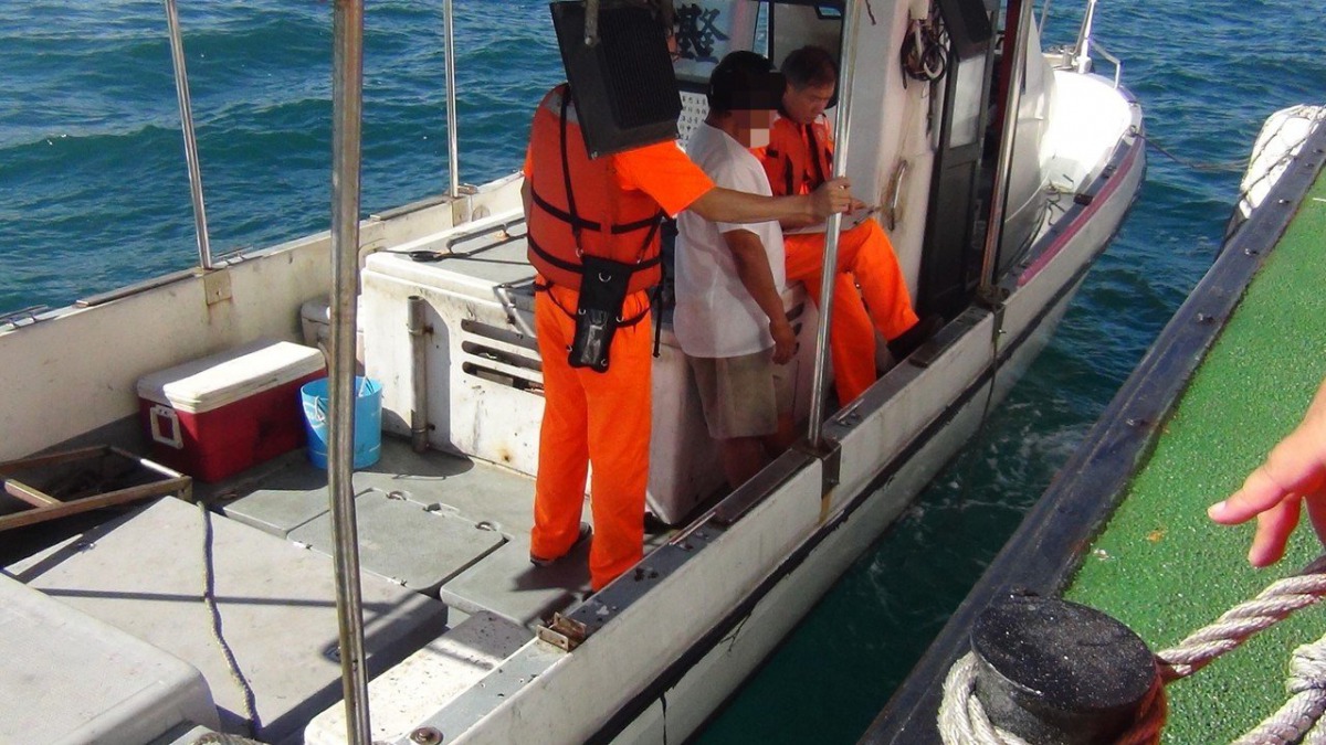 基隆籍漁船出海捕魚，卻違法潛水捕魚遭海巡查辦。 海巡署第二岸巡隊/提供