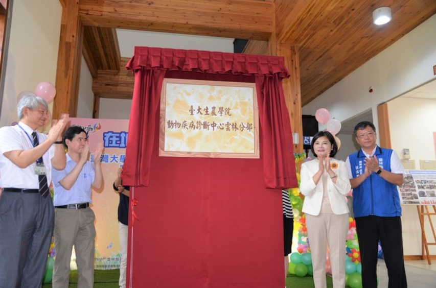 台大獸醫團隊進駐雲林，成立動物疾病診斷中心幫豬隻看病。 雲林縣政府/提供