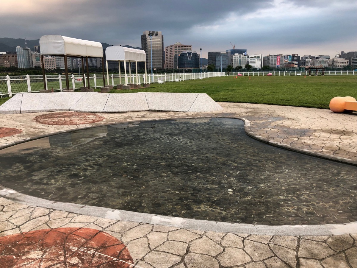 台北市迎風狗運動公園增設戲水池供犬隻消暑,為了維護使用品質每天都會清潔換水並定期消毒。 台北市動保處/提供