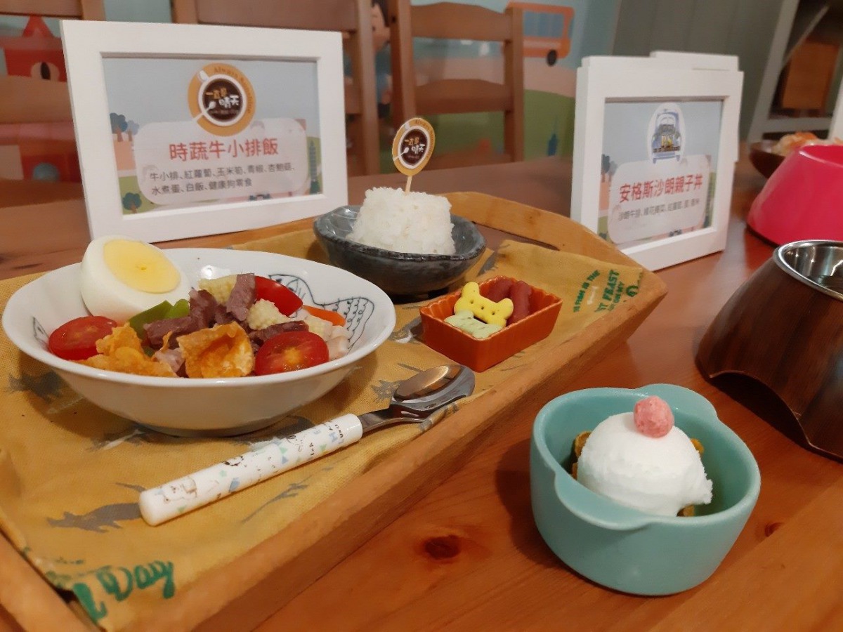 台北市動保處今(22)日公布10家備有寵物套餐的「毛」其林餐廳名單。 台北市動保處/提供