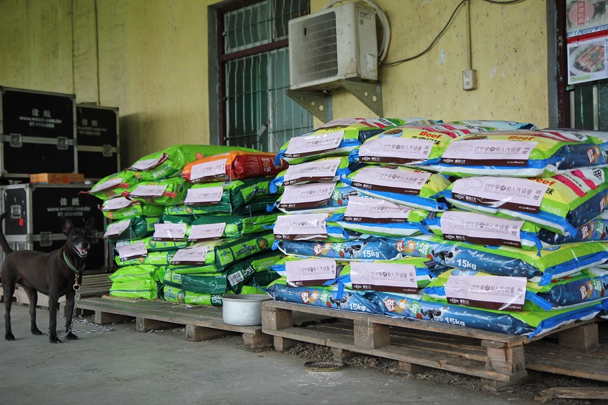 道家人文協會捐贈飼料與狗罐頭給私人收容所「美濃林媽媽狗園」。 道家人文協會/提供