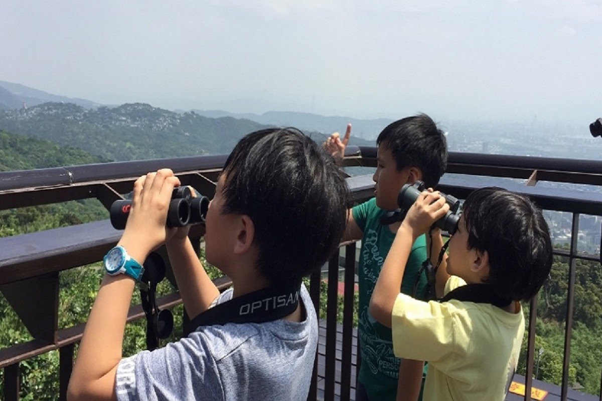 陽明山國家公園管理處與臺灣猛禽研究會,攜手培育小小公民科學家,鼓勵小朋友走出戶外進行自然觀察。 陽管處/提供