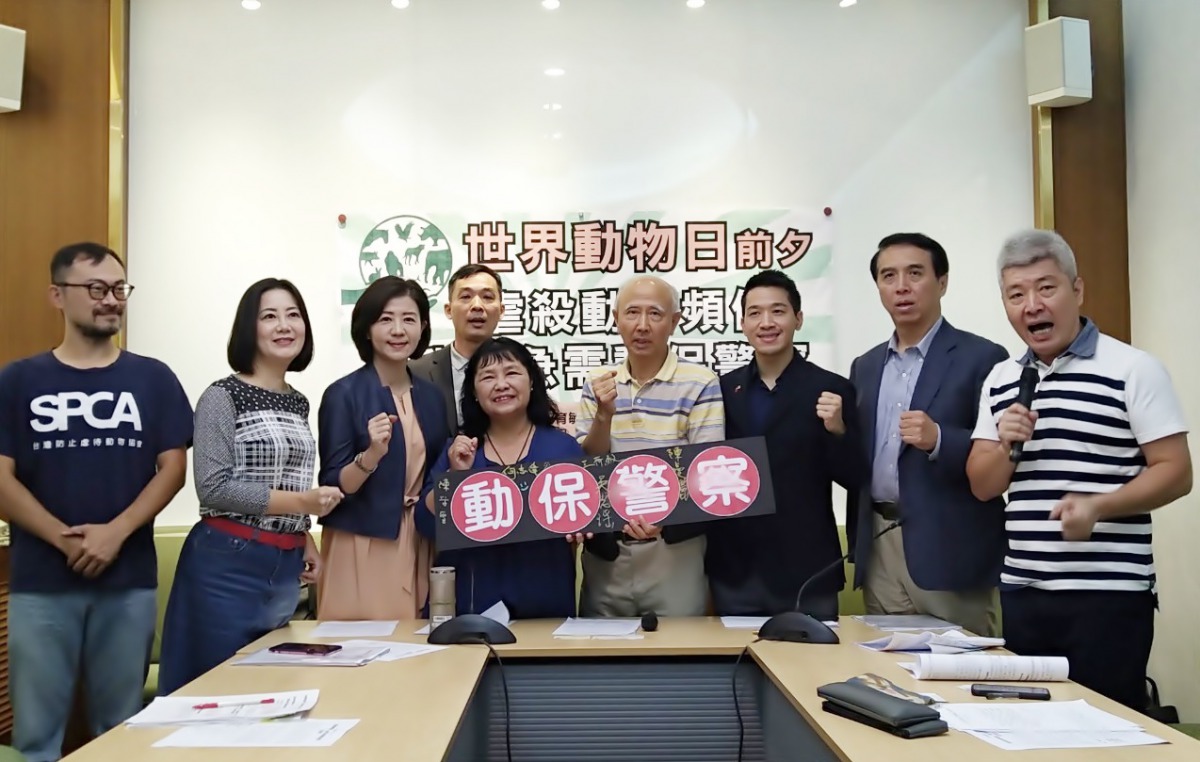 有鑑於虐殺度物事件頻傳，台灣動物行政監督聯盟與朝野立委共同呼籲政府應盡速設立動保警察。 翻攝/立法委員王育敏粉絲專頁