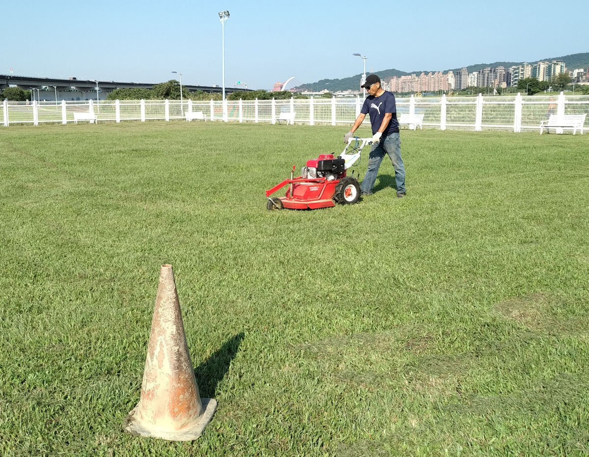 華山狗公園日前進行除草作業時,工作人員未將犬區的兩層閘門關閉,導致民眾的愛犬跑出園區外。(示意圖非當事人) 台北市動保處/提供