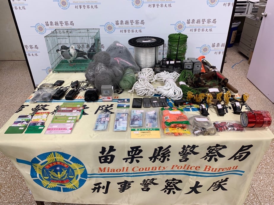 苗栗縣警局破獲不法擄鴿集團，警方查扣犯罪工具及3隻賽鴿。 苗栗縣警察局/提供