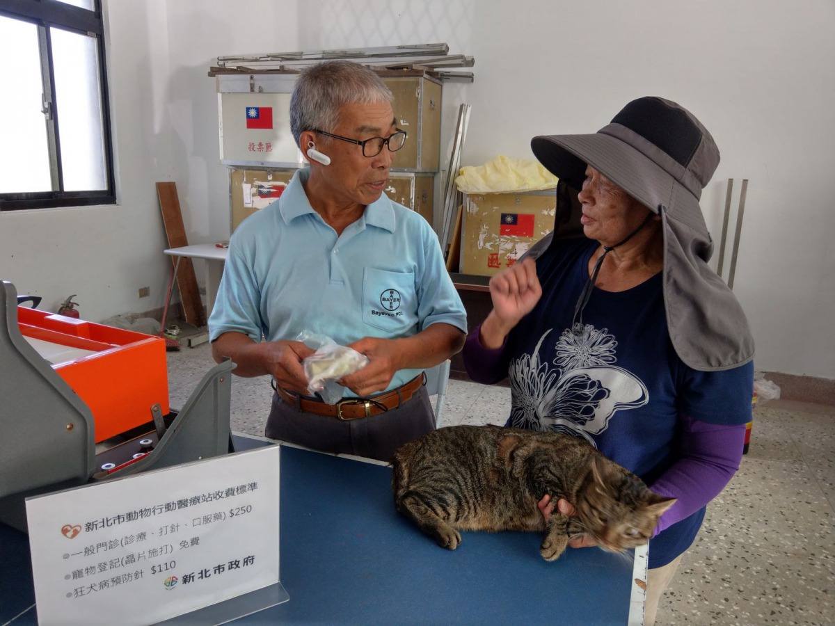 新北市醫療站巡迴至平溪區,一大早葉姓婦人就帶著貓咪前來給獸醫師看診。 新北市動保處/提供
