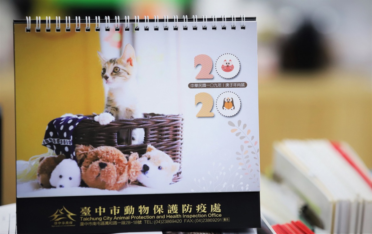現在起民眾到台中市動物之家認養犬貓就可獲得2本「萌犬貓三角桌曆」。 台中市動保處/提供