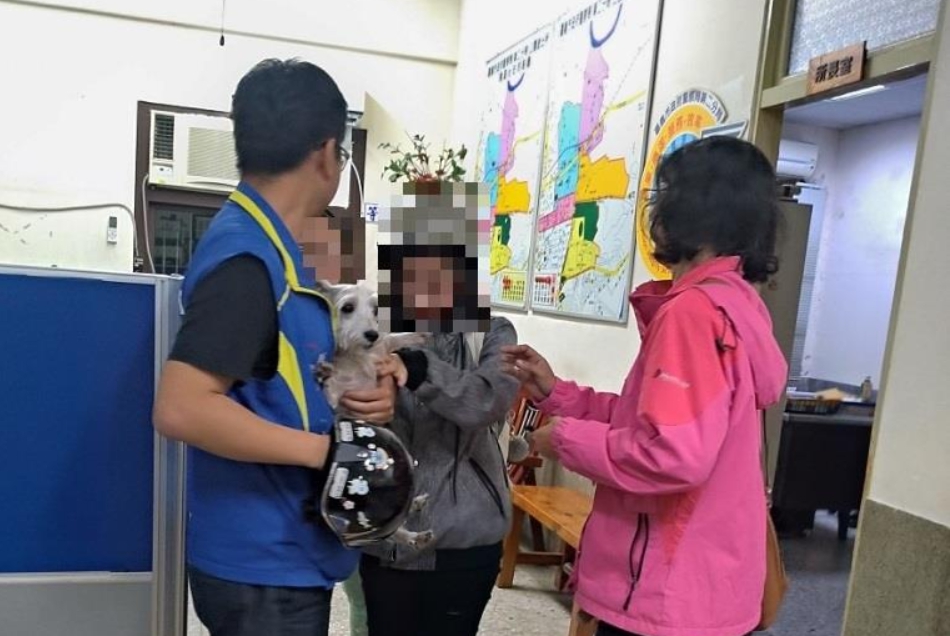 嘉義市東區有民眾拾獲一隻迷途狗狗，所幸在眼尖員警的幫助下尋獲主人。 嘉義市警察局/提供