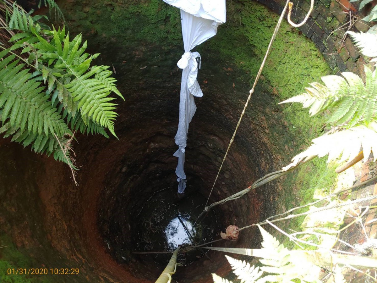 動保員嘗試用布條讓貓咪自行爬上來,但仍無功而返。 新北市動保處/提供