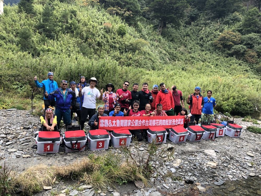 放流團隊翻山越嶺到合歡溪上游進行臺灣鉤吻鮭的放流工作。 雪霸國家公園管理處/提供
