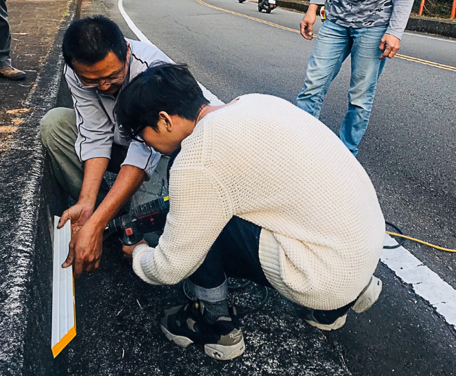 暨南大學師生一起設置穿山甲專屬階梯,要讓穿山甲安全過馬路。 暨南大學/提供