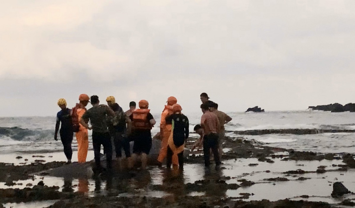 豆腐鯊擱淺地點為珊瑚礁地形,增加救援困難度。第一三岸巡隊/提供