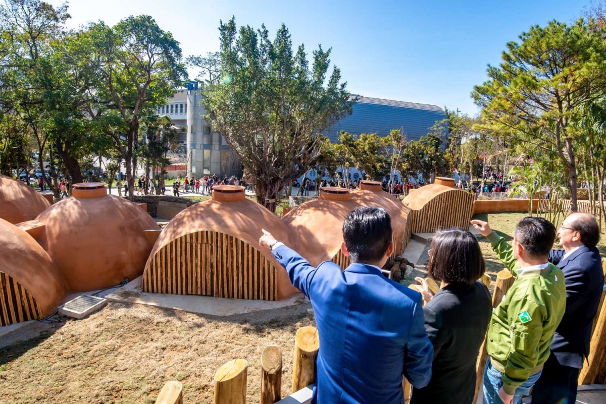 蔡英文總統在林智堅市長的導覽下參觀可愛動物區的黑肚綿羊。 新竹市政府/提供