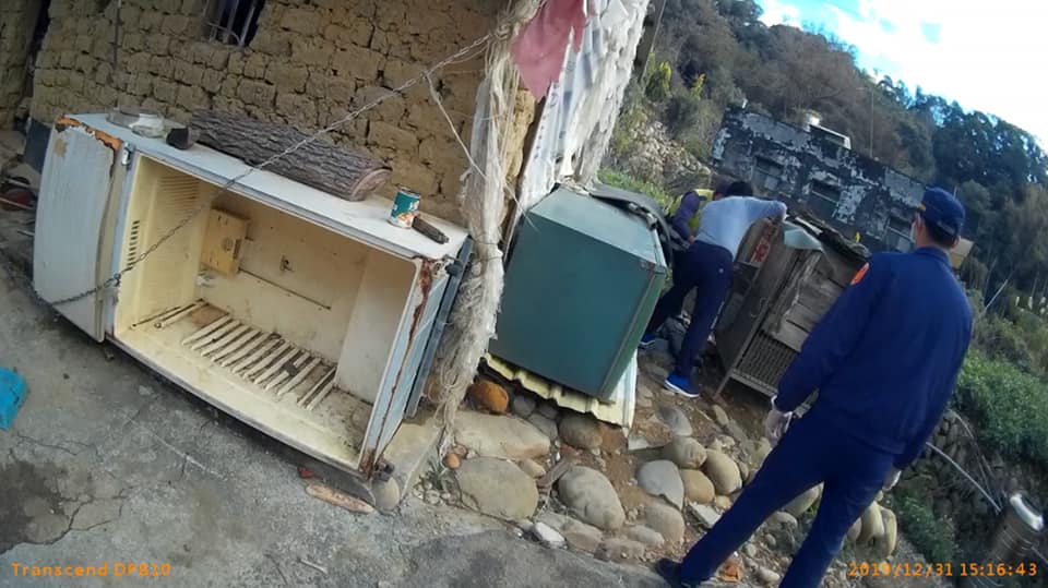 除了房內的忠犬外，屋外也有籠子飼養犬隻。苗栗通宵分局/提供