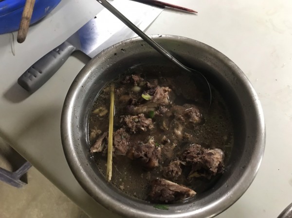主嫌宰殺飼養的犬隻於宿舍餐廳與他人一同食用。資料照片 台中市警察局豐原分局/提供