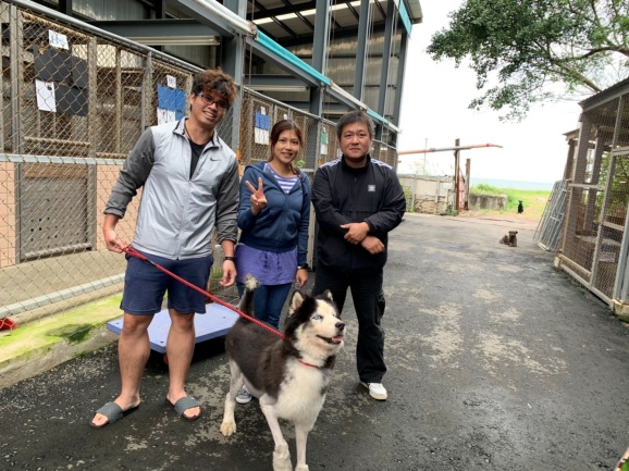 「白毛」順利被第三任認養人(左1)認養。 新北市動保處/提供