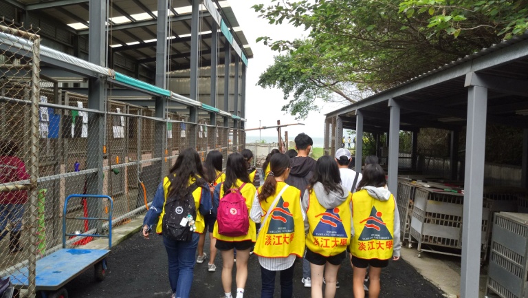 學生們參觀淡水動物之家。 新北市動保處/提供