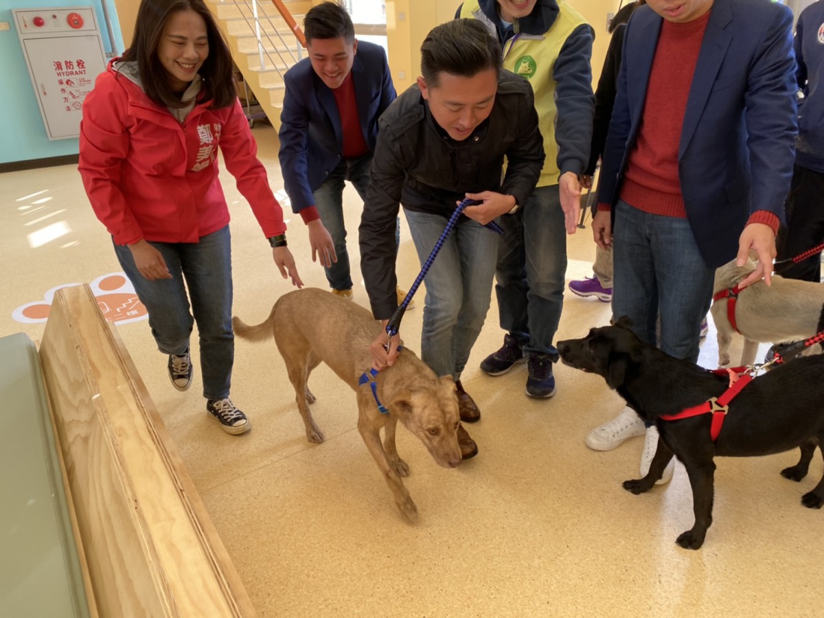 市長親自牽著園區的犬隻入新厝。 姚崇仁/攝