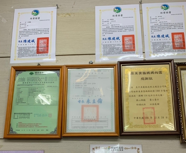 飼主應挑選有懸掛特有寵物業許可證的店家。　新北市動保處/提供