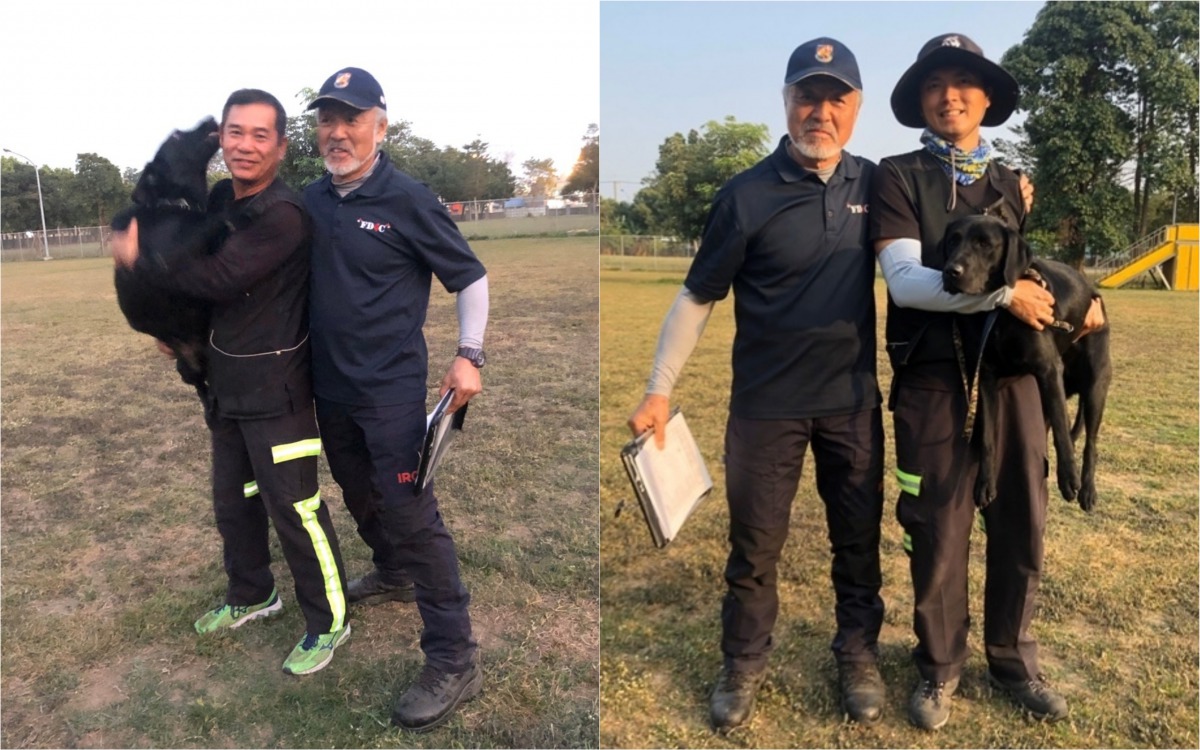 搜救犬隊小隊長帶領的「Adolph」(左)與領犬員蘇冠銘帶領的「Zoe」(右)一同通過IRO瓦礫中級認證。 高雄市消防局/提供