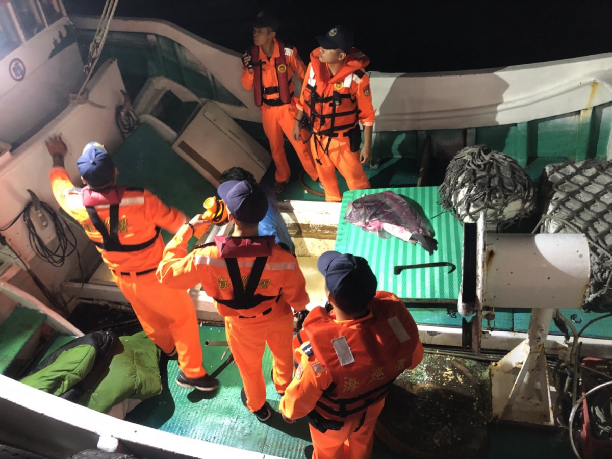 海巡署發現漁船形跡可疑主動登船進行檢查。 第13海岸巡防總隊/提供