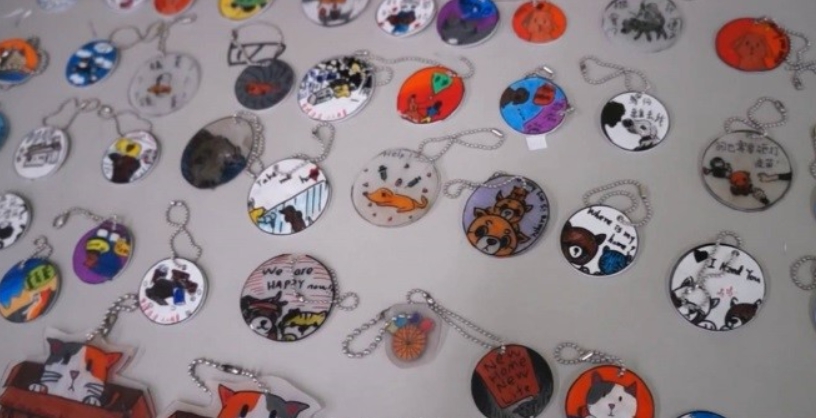 老師教學生們製作犬貓圖案熱塑片吊飾。 新北市動保處/提供