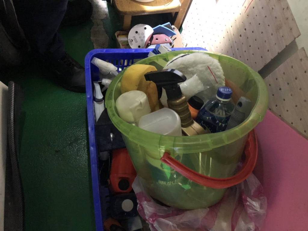 男子將毒品藏在雜物堆中仍被小狗叼出。蘆竹警分局/提供