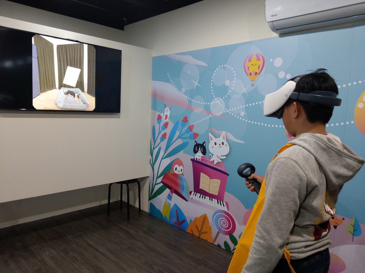 小朋友透過VR虛擬實境遊戲學習如何照護動物。 新北市動保處/提供