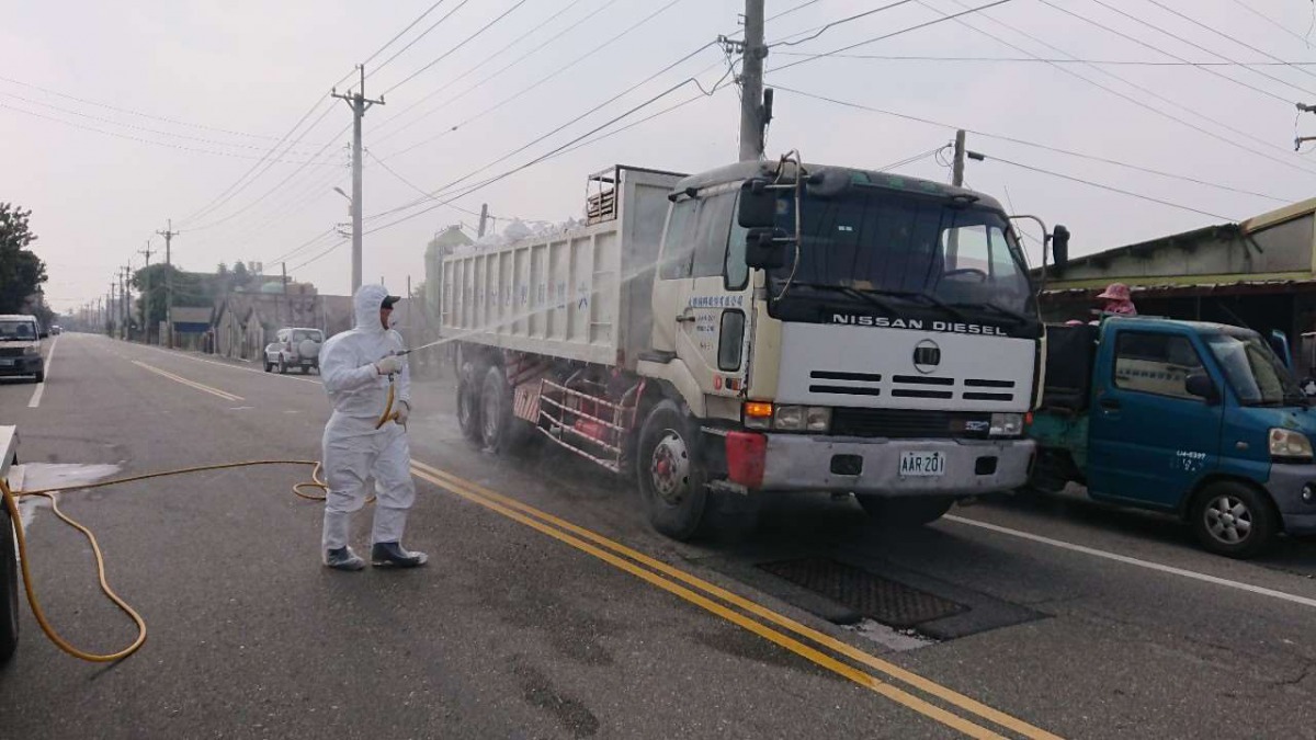 防疫所加強運禽車輛的消毒工作。 雲林縣政府/提供
