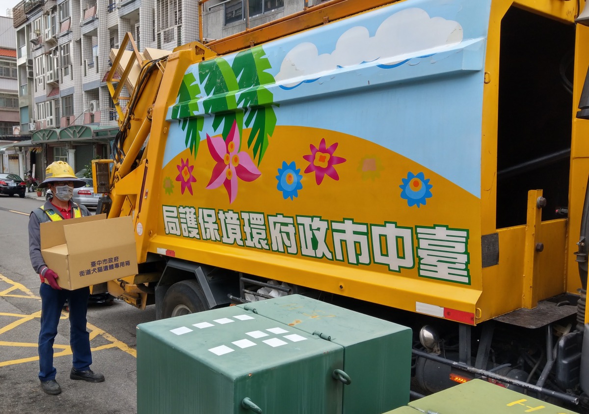  台中市未來針對街道上的犬貓遺體會由清潔隊採取人道的方式處理。 台中市動保處/提供