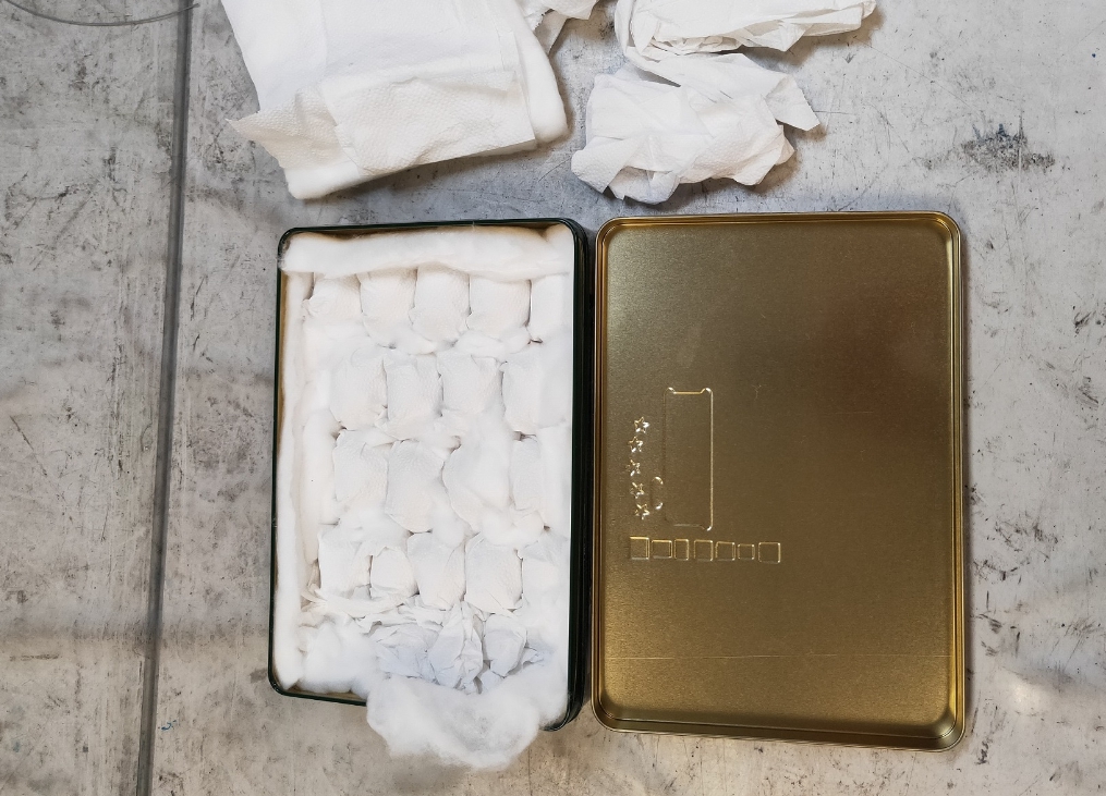 嫌犯將禽鳥蛋藏在餅乾盒裡面，仍躲不過X光機的檢查。 台北關/提供