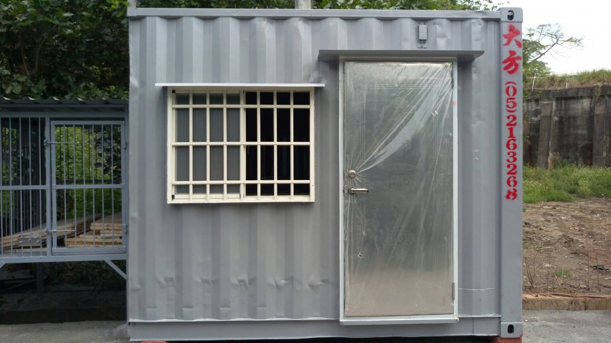現在嘉義縣流浪犬中途之家為臨時搭建的鐵皮屋,圖為的簡易動物醫療室。 資料照片 嘉義縣家畜疾病防治所/提供