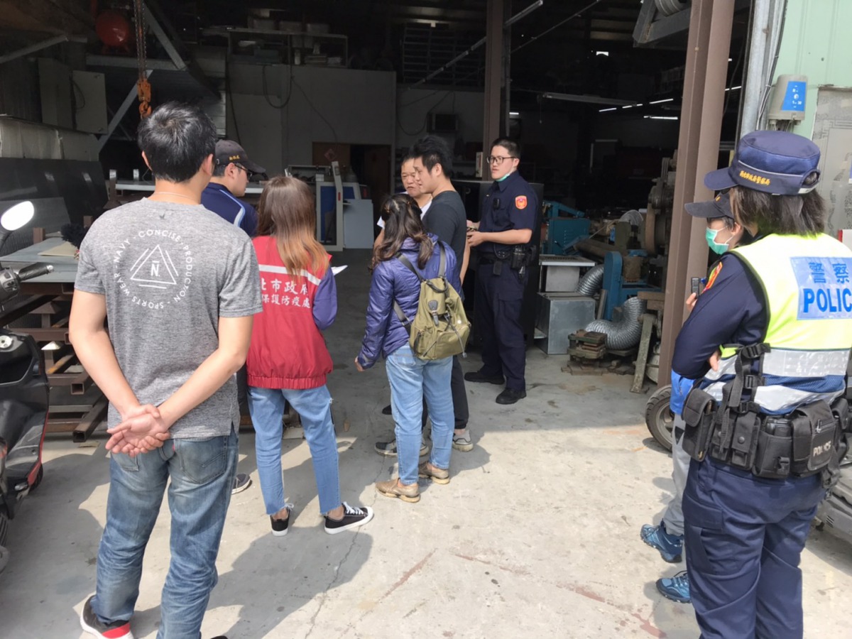 動保處人員與警方一同到現場了解狀況。 新北市動保處/提供
