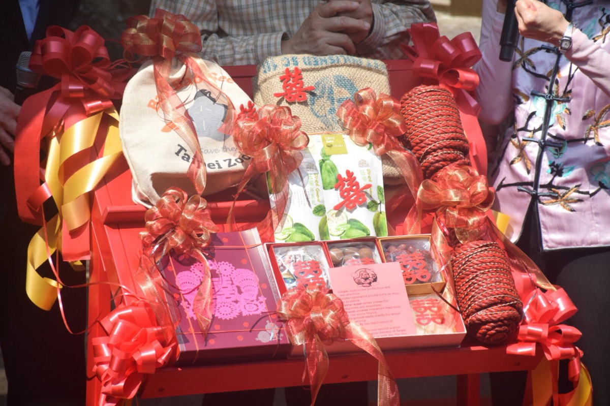 台北市立動物園精心準備6項禮品讓寶寶帶去荷蘭。 姚崇仁/攝