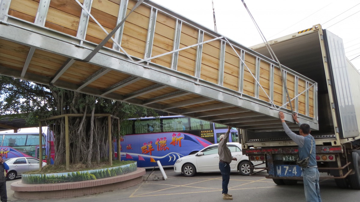 鱷魚王的「頭等艙」要使用大型吊車才能將他送上貨櫃車。 邱仁武/提供