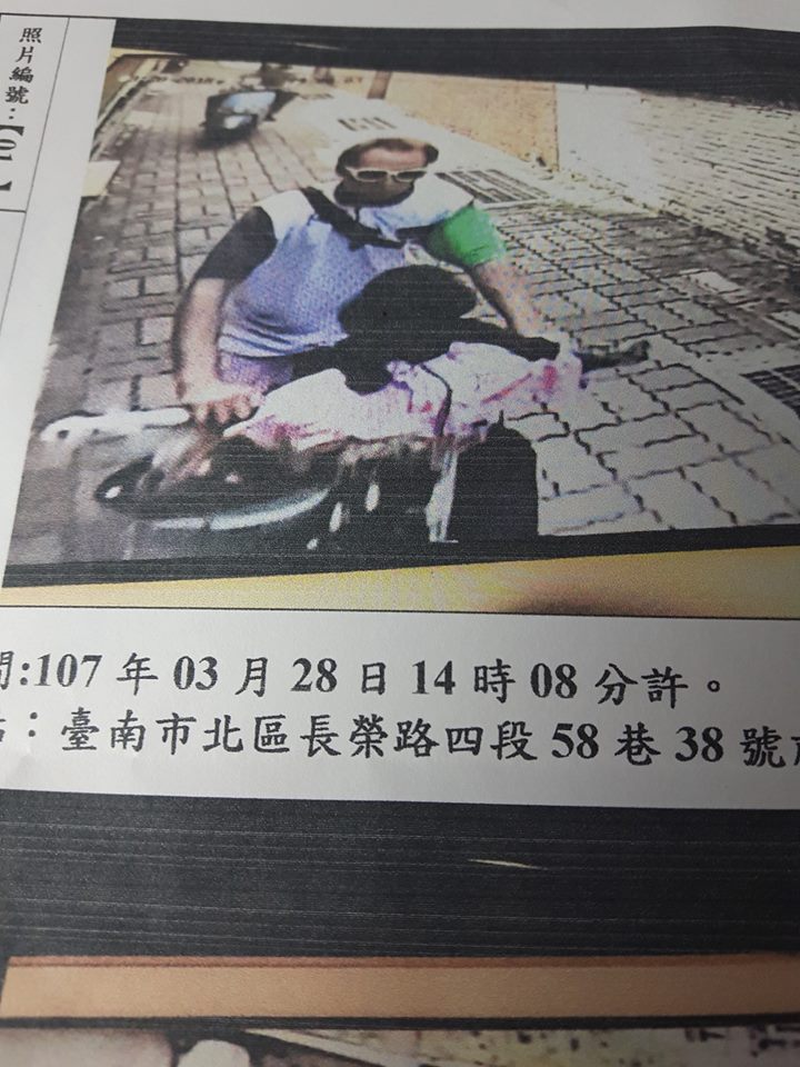 飼主將愛犬被抱走的畫面放到網路上希望網友們協尋。 范先生/提供