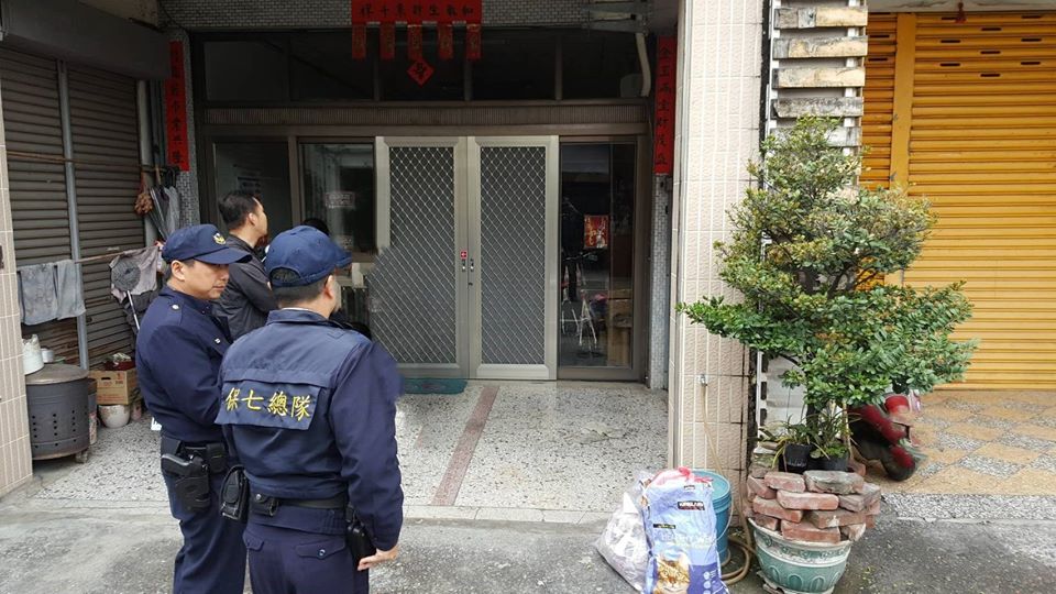 保七總隊到達東港一戶民宅時,發現一隻台灣原生八哥被飼養在鳥籠內。 保七總隊/提供